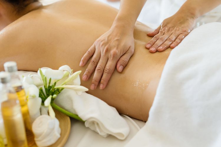 Massage mit aromatischen Ölen zum Entspannen